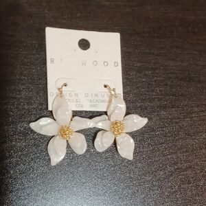 Chic Floral Pearl Earrings with Gold Accents